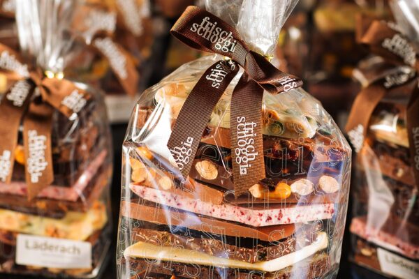 Läderach FrischSchoggi "Fresh Chocolate Bark (by weight) - Almond Dark" per 100g - Image 3